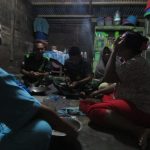 Kebersamaan Satgas TMMD 110 Kodim 0415/BTH Bantu Memasak dan Makan Bareng Orang Tua Asuh