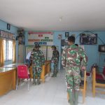 Persiapan Penyuluhan Kamtibmas, Satgas TMMD Kodim 0415/BTH Bersihkan Kantor Desa