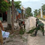 Jelang Pengaspalan Jalan TMMD Bojonegoro, Jalan Dibersihkan Satgas