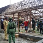Hansip Antusias Gotong-royong Renovasi Rumah Warga Program TMMD 110 Bojonegoro