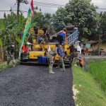 Aspal Jalan, Warga Bergotong Royong Bersama Satgas TMMD Kodim Bojonegoro