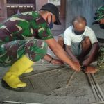 Satgas TMMD 110 Bojonegoro Cekatan Bantu Warga Bikin Kurungan Bambu