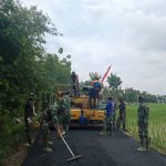 Kejar Target, Dansatgas TMMD Bojonegoro Awasi Langsung Proses Pengaspalan Jalan
