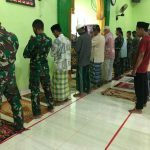 Usai Aktifitas, Satgas TMMD 110 Kodim 0415/BTH Tunaikan Sholat Maghrib Berjamaah