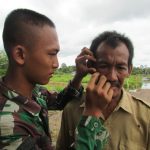 Satgas TMMD Kodim 0415/BTH Bantu Warga yang Tersengat Tawon