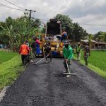 Jalan Aspal 2KM Dikerjakan, Satgas TMMD Bojonegoro Manunggal Kerja Bareng Warga