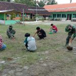 Hidupkan Kembali Olahraga Voli, Satgas TMMD Kodim Bojonegoro Gotong Royong Bersihkan Lapangan Bersama Warga