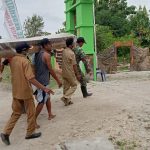 Bareng Warga, Satgas TMMD Kodim Bojonegoro Pikul Meja Kayu Besar