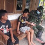 Tengah Bermain, Satgas TMMD Kodim Bojonegoro Tetap Ingatkan Anak-Anak Terapkan Disiplin Prokes