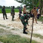 Ratakan Jalan, Wanita TNI Dukung TMMD Kodim Bojonegoro
