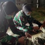Dilokasi TMMD Bojonegoro, Wanita TNI Belajar Membuat Tikar Pandan