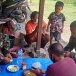 Begini Rujakan Ala Satgas TMMD Kodim Bojonegoro Bersama Warga