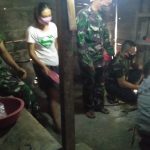 Siapkan Konsumsi Makan, Satgas TMMD Kodim Bojonegoro Bantu Memasak Nasi