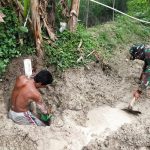 Anggota Satgas TMMD Kodim Bojonegoro Bantu Warga Perbaiki Sumur Bor