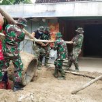 Warga Bersama Satgas TMMD 110 Bojonegoro Gotong Royong Angkat Buis Beton