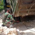 Truk Pengangkut Material Rusak, Personel Satgas TMMD Kodim Bojonegoro Sigap Membantu