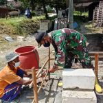 TNI Dan Warga Gotong Royong Bangun Rumah Warga Sasaran TMMD Bojonegoro