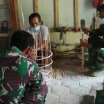Jalin Keakraban Dengan Warga, Satgas TMMD Kodim Bojonegoro Belajar Membuat Sangkar Burung