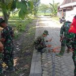 Satgas TMMD Kodim Bojonegoro Potong Besi Untuk Kostruksi Bangunan