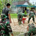 Potensi Jadi Sarang Nyamuk, Satgas TMMD 110 Bojonegoro Bersihkan Saluran Air