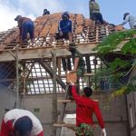 Satgas TMMD Kodim Bojonegoro Gotong Royong Dengan Warga Pasang Genting Gedung SD Jatimulyo