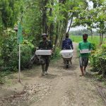 Percepat Pengerjaan, Satgas TMMD Kodim Bojonegoro Manfaatkan Gerobak Dorong Untuk Angkut Material
