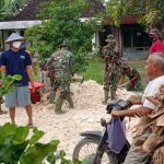 Bersama Warga, Satu Pleton TNI Di Bojonegoro Ratakan Pedel Jalan