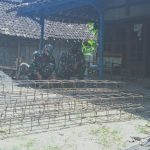 Bersama Warga, Satgas TMMD Kodim Bojonegoro Rangkai Besi