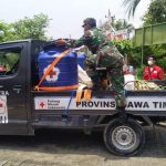 Satgas TMMD Kodim Bojonegoro Gunakan Armada PMI Untuk Menyemprot Disinfektan