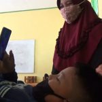 Karena Takut Peserta Khitanan Massal TMMD 110 Kodim 0415/BTH Pura-pura Main Handphone