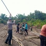 Kapenrem 042/Gapu Berjibaku Bersama Satgas TMMD Kodim 0415/BTH Kumpulkan Kayu Gelagar