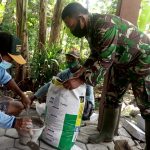 Jadi Kenek, Satgas TMMD Kodim Bojonegoro Layani Tukang
