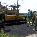 Danton Satgas TMMD Kodim Bojonegoro Kawal Pengaspalan Jalan