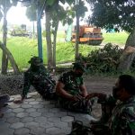 Jeda Rehat, Crew Alat Finisher Bersama Satgas TMMD Kodim Bojonegoro Istirahat Dirumah Warga Sekitar