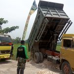 Arahkan Truck, Ini Aba-Aba Sertu Maskobah Anggota Satgas TMMD Kodim Bojonegoro