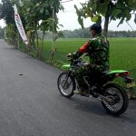 Monitoring Pengaspalan Jalan, Ini Yang Dilakukan Danton SST-3 Satgas TMMD Kodim Bojonegoro