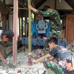 Kompak, Satgas TMMD Kodim Bojonegoro Dan Warga Dongkrak Tiang Rumah