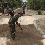 Anggota Satgas TMMD Kodim Bojonegoro Lakukan Perataan Pasir Nglambangan