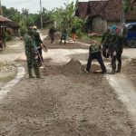 Kebut Pembangunan Jalan Nglambangan, Satgas TMMD Kodim Bojonegoro Ratakan Pasir