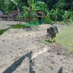 Tingkatkan Ketahanan Pangan, Satgas TMMD Kodim Bojonegoro Bantu Warga Tanam Pohon Pisang