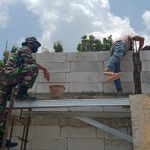TMMD Kodim Bojonegoro, Warga Dan Anggota Satgas Pasang Bata Dinding Gedung Sekolah
