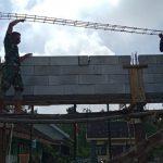 Satgas TMMD Kodim Bojonegoro Pasang Besi Slop Dinding Pembangunan Gedung SD Ngrancang