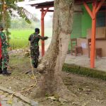 Antisipasi Penyebaran Covid-19, Satgas TMMD Bersama PMI Bojonegoro Sterilkan Pemukiman Warga