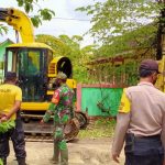Sinergitas, Polisi Dan Satgas TMMD Kodim Bojonegoro Kawal Alat Berat