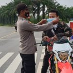 Peduli Covid19 Polsek Jaluko Bagikan Masker.