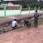 Rutinitas Jumat Bersih, Satgas TMMD 110 Kodim 0415/BTH Bersihkan Lingkungan
