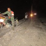 Walau Diterjang Hujan Satgas TMMD 110 Kodim 0415/BTH Tetap Bekerja Melangsir Kayu untuk Jembatan