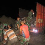 Bangun Jalan, Satgas TMMD 110 Kodim 0415/BTH Bersama Warga Goro Pindahkan Kayu Balok