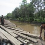 Satgas TMMD 110 Kodim 0415/BTH Evakuasi 32 Batang Kayu untuk Jembatan