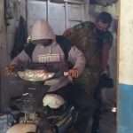 Satgas TMMD Kodim Bojonegoro Bantu Warga Naikan Pakan Ternak